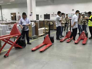 電動高升程搬運車交付使用，感謝廠家羅總親自跟客戶講解操作方法！